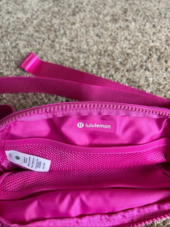 Lululemon Everywhere Belt Bag 1L in Sonic Pink - Picture 3 of 8